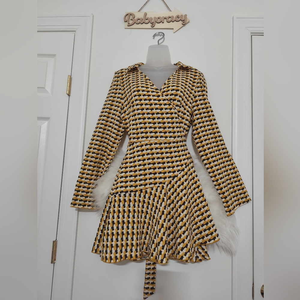 NWT Stunning Allover Print V-neck Mini wrap Dress - Elegant & Chic Size XL